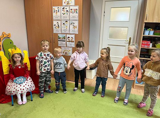 Dzieci śpiewają jubilatce 100 lat