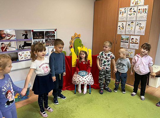 Dzieci śpiewają jubilatce 100 lat