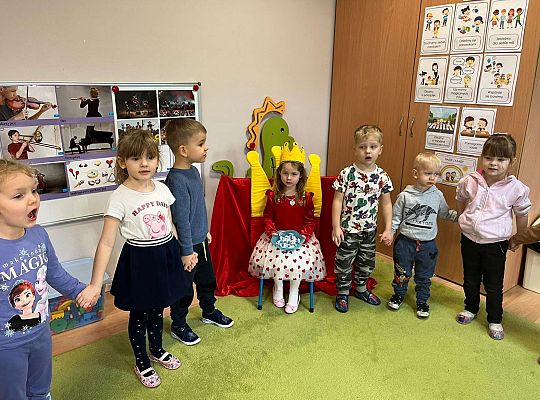 Dzieci śpiewają jubilatce 100 lat