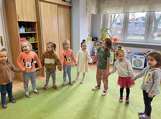 Dzieci śpiewają jubilatce 100 lat