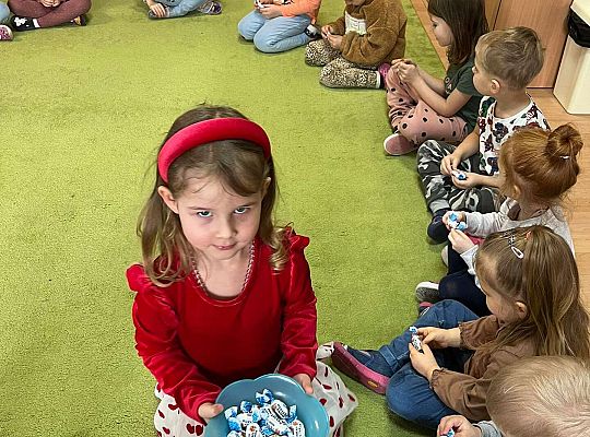 Jubilatka rozdaje cukierki