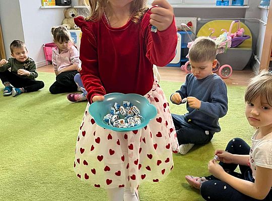 Jubilatka rozdaje cukierki