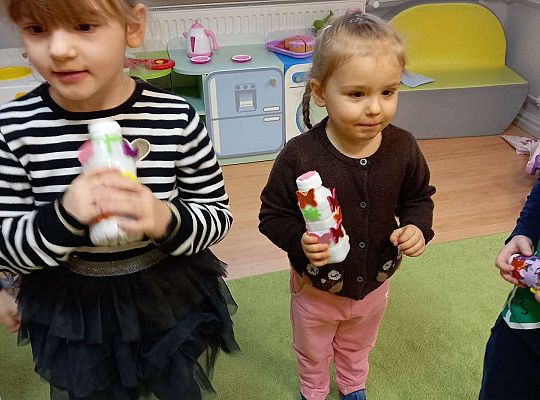 Dzieci grają na instrumentach