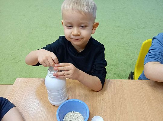 Dzieci wykonują instrumenty muzyczne