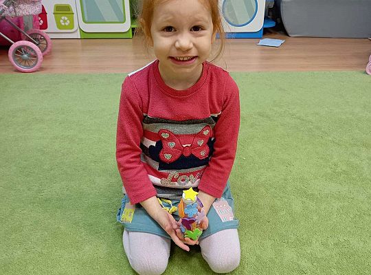 Dzieci pokazują swoje instrumenty muzyczne