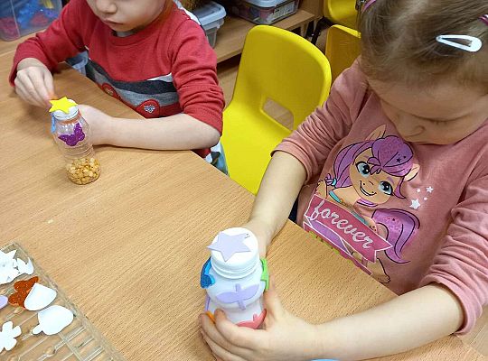 Dzieci wykonują instrumenty muzyczne