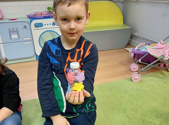 Dzieci pokazują swoje instrumenty muzyczne