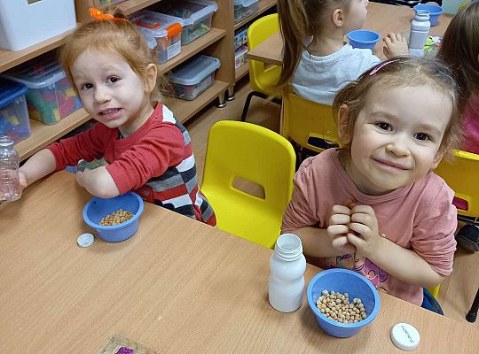 Dzieci wykonują instrumenty muzyczne