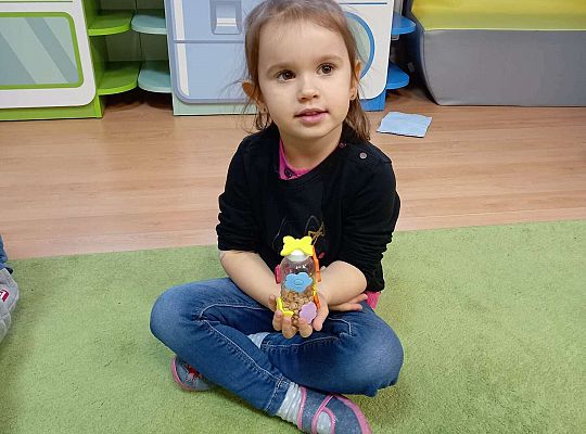 Dzieci pokazują swoje instrumenty muzyczne