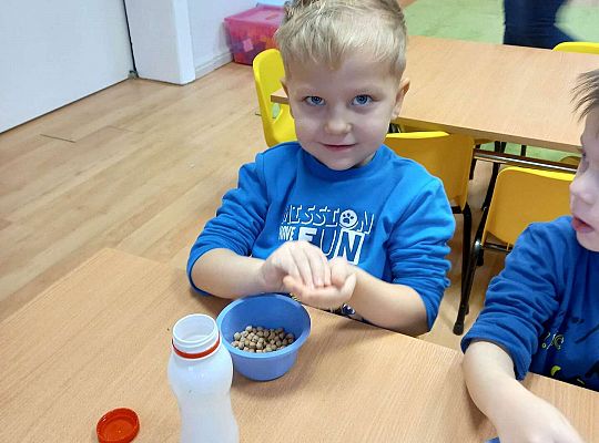 Dzieci wykonują instrumenty muzyczne