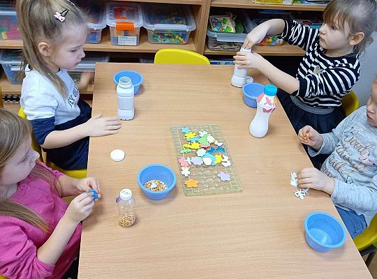 Dzieci wykonują instrumenty muzyczne