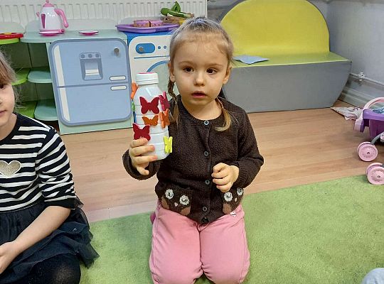 Dzieci pokazują swoje instrumenty muzyczne