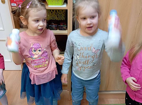 Dzieci pokazują swoje instrumenty muzyczne