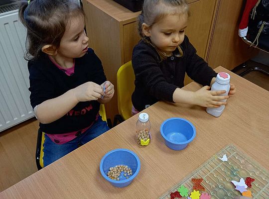 Dzieci wykonują instrumenty muzyczne