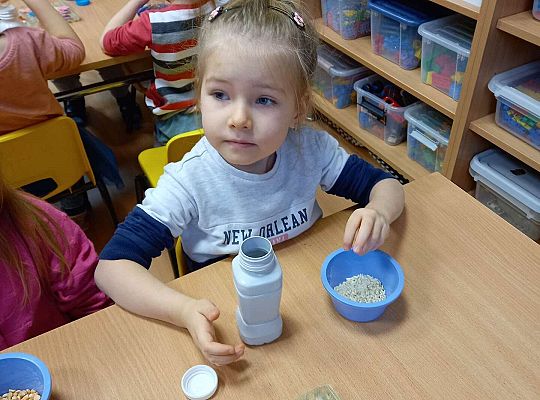 Dzieci wykonują instrumenty muzyczne