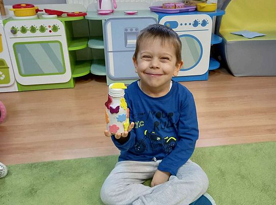 Dzieci pokazują swoje instrumenty muzyczne