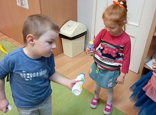 Dzieci grają na instrumentach