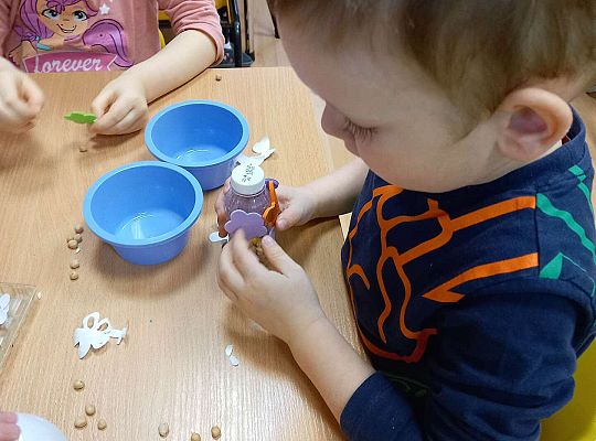 Dzieci wykonują instrumenty muzyczne