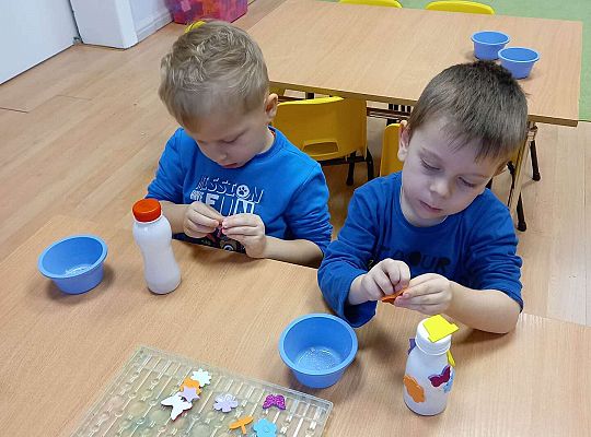 Dzieci wykonują instrumenty muzyczne