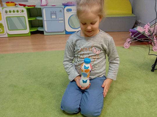 Dzieci pokazują swoje instrumenty muzyczne