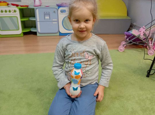 Dzieci pokazują swoje instrumenty muzyczne