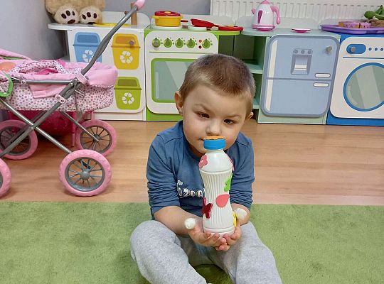 Dzieci pokazują swoje instrumenty muzyczne