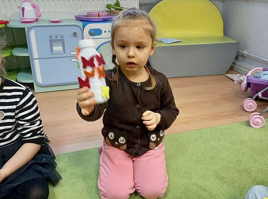 Dzieci pokazują swoje instrumenty muzyczne