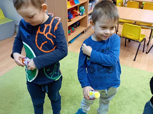 Dzieci grają na instrumentach