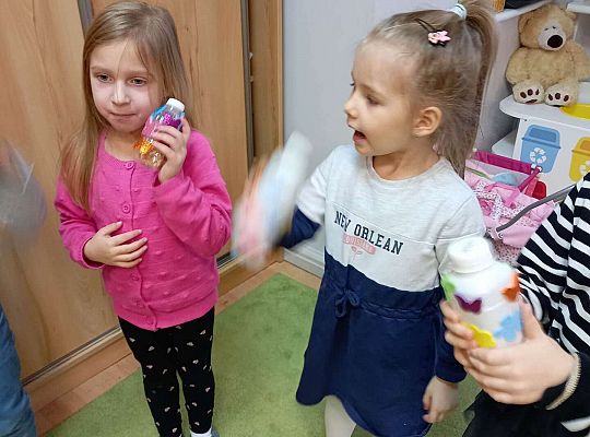 Dzieci grają na instrumentach