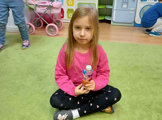 Dzieci pokazują swoje instrumenty muzyczne