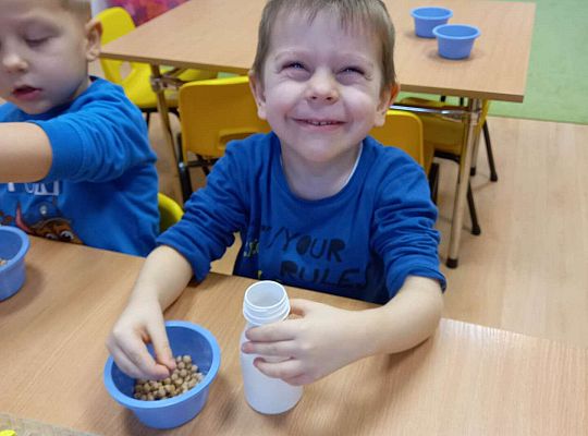 Dzieci wykonują instrumenty muzyczne