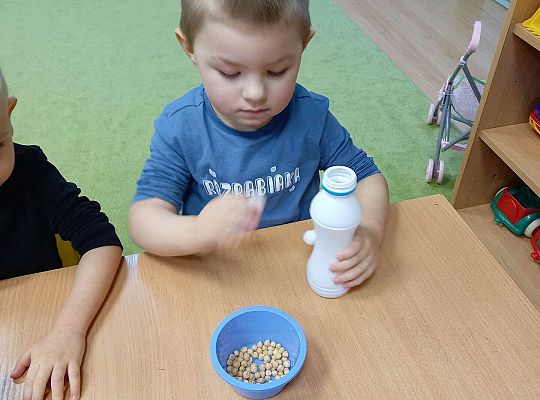 Dzieci wykonują instrumenty muzyczne