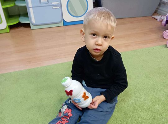 Dzieci pokazują swoje instrumenty muzyczne