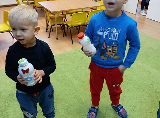 Dzieci grają na instrumentach