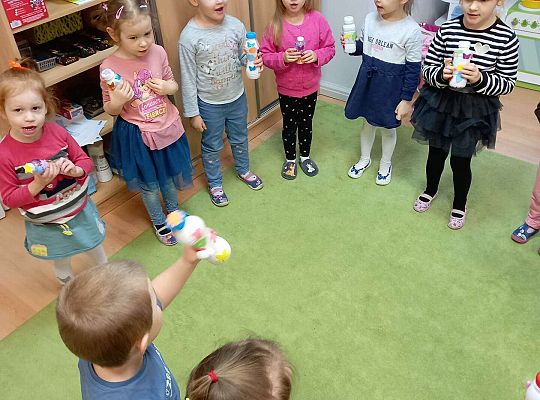 Dzieci grają na instrumentach