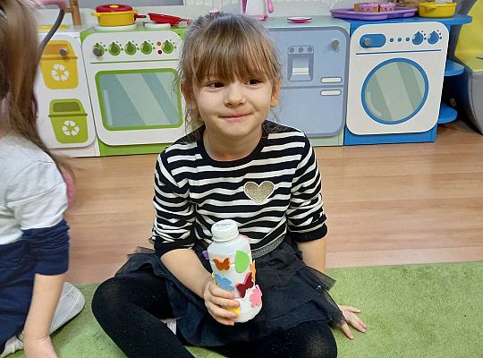 Dzieci pokazują swoje instrumenty muzyczne