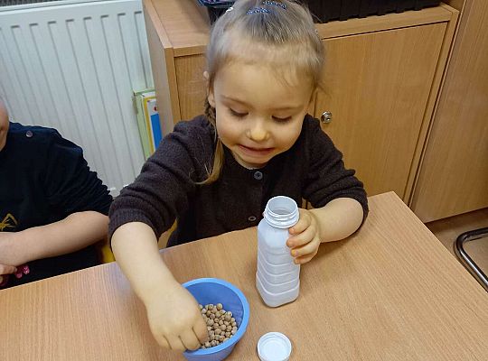 Dzieci wykonują instrumenty muzyczne