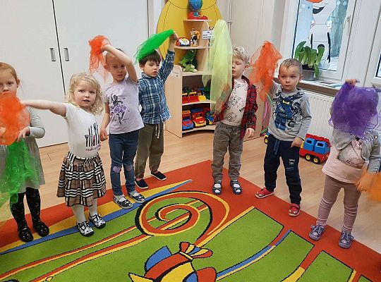 Dzieci tańczą z chustkami