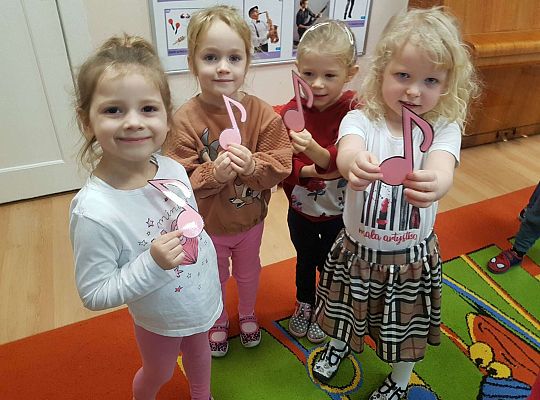 Dzieci dzielą się na grupy według koloru nutek