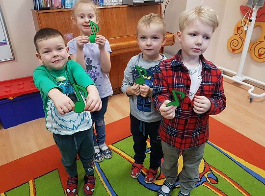 Dzieci dzielą się na grupy według koloru nutek