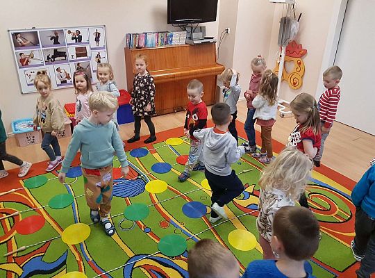 Dzieci bawią się w zabawę rytmiczną