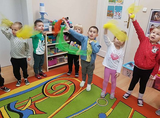 Dzieci tańczą z chustkami