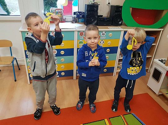 Dzieci dzielą się na grupy według koloru nutek