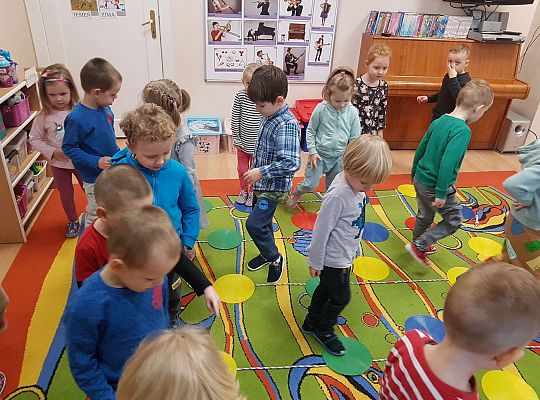 Dzieci bawią się w zabawę rytmiczną