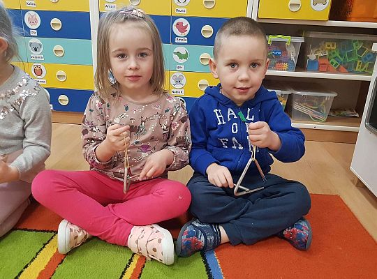 Dzieci grają na instrumentach