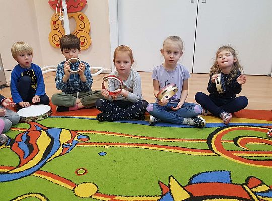 Dzieci grają na instrumentach