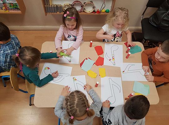 Dzieci wyklejają nutkę