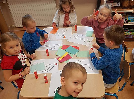 Dzieci wyklejają nutkę