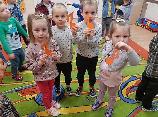 Dzieci dzielą się na grupy według koloru nutek