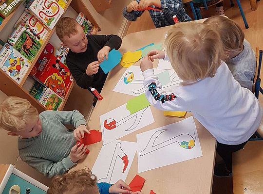 Dzieci wyklejają nutkę